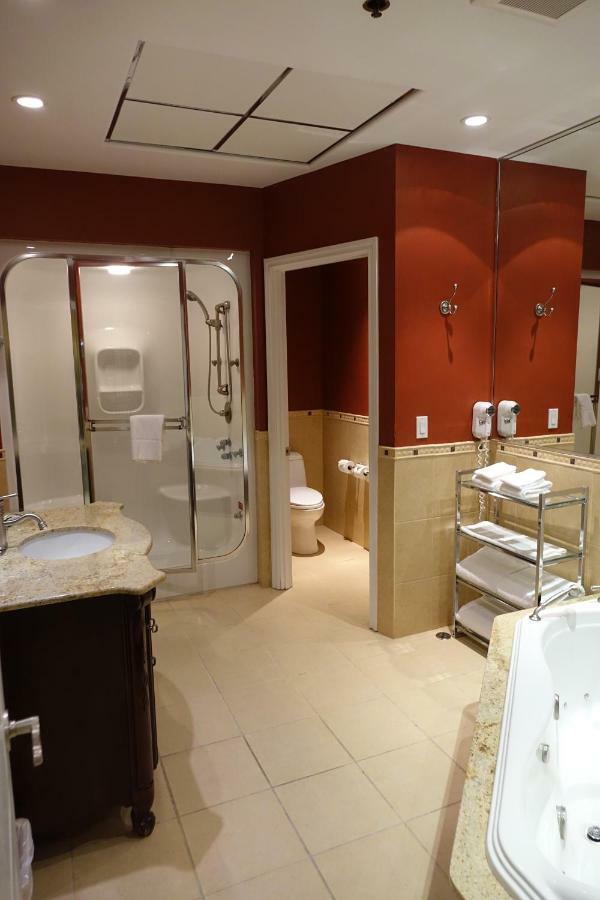 אדמונטון Chateau Louis Hotel & Conference Centre מראה חיצוני תמונה